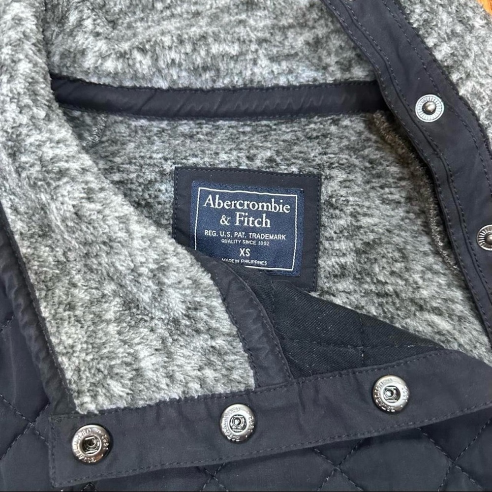Abercrombie & fitch gray and black pullover with quilted design - Picture 3 of 3